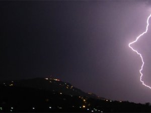 Elazığ'da yıldırımın isabet ettiği kadın öldü