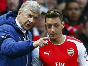 Arsenal, sözleşme için Mesut'u bekliyor