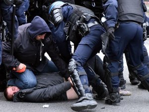 Fransa'da protesto edilen tasarıda değişiklik sinyali