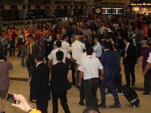 Fenerbahçe yöneticileri ile Galatasaray taraftarları arasında arbede