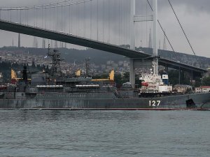 Rus savaş gemisi İstanbul Boğazı'ndan geçti