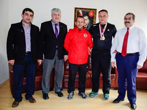 Görme Engelli Türkiye Şampiyonu Milli Atlete malzeme desteği