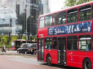 Londra'da otobüslere "Sübhanallah" yazılı ilanlar yerleştirildi