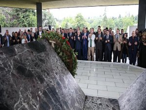 Menderes mezarı başında anıldı