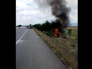 Yoldan çıkarak devrilen araç yandı!