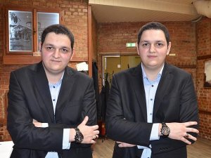 İkizler 23 yıldır benzer kıyafetleri giyiyor