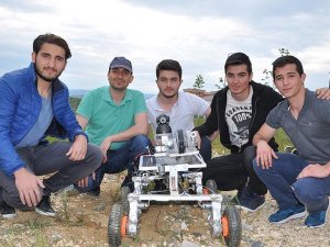 Üniversitelilerden silahlı 'İnsansız Kara Aracı'