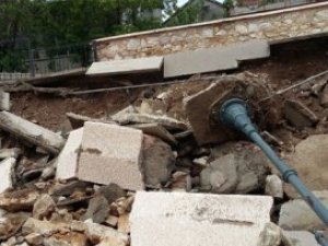 Tarihi caminin duvarı yağmurda yıkıldı