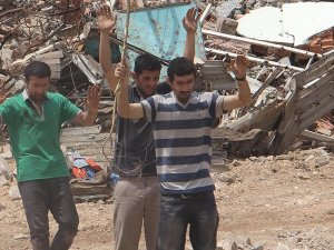 'Sivilim' diyen teröristi eski görüntüleri ele verdi