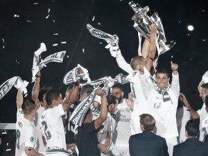 Real Madrid şampiyonluk sevincini taraftarıyla paylaştı