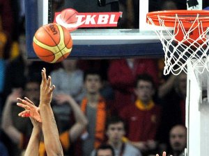 Basketbolda derbi heyecanı sürüyor