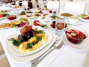 Dört kişilik bir ailenin iftar sofrasının maliyeti 74 lira
