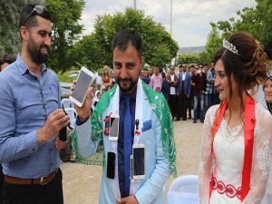 Damada altın yerine akıllı telefon taktılar