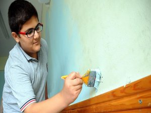 Harçlıklarıyla boya alıp sınıflarını boyadılar