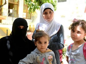 Çocukları için karlı dağları yürüyerek aştı