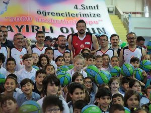Hidayet Türkoğlu 5 bin çocuğa top dağıttı