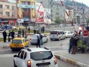 Demiryolu geçidine Türk usulü tehlikeli çözüm