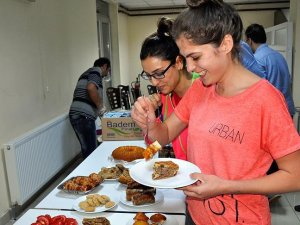 Ders çalışana pasta ve börek