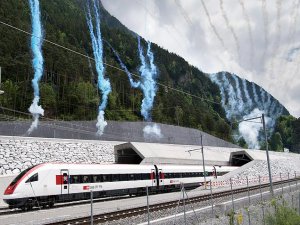 Dünyanın en uzun demiryolu tüneli Gotthard Base açıldı