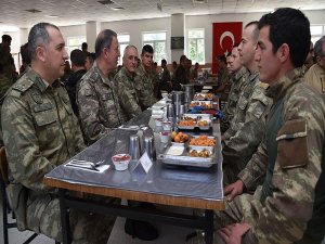 Genelkurmay Başkanı Akar, güvenlik güçleriyle bir araya geldi