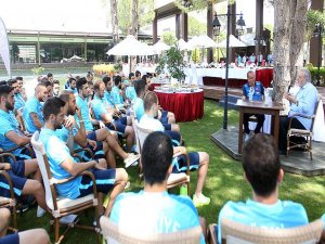 İlber Ortaylı'dan A Milli Takım kampına ziyaret
