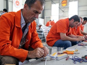 Cezaevinde yaptıkları ledlerle Türkiye'yi aydınlatıyorlar