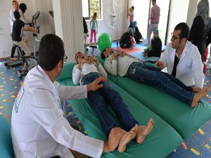 Gönüllü doktorlar savaş mağduru yaralılara merhem oluyor