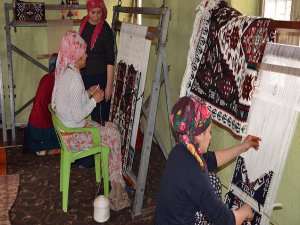Attıkları ilmeklerle kültürlerini yaşatıyorlar