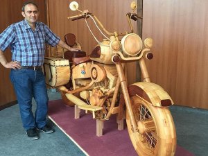 Ahşaptan motosiklet yaptı