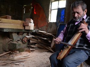 66 yıl önce şenlikte gördü, kemençe ustası oldu