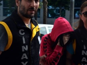 Üvey babasının annesini darp etmesine dayanamayınca...