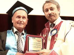 62 yaşında 3. üniversitesini bitirdi: Hem de birincilikle
