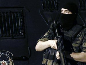 İstanbul'daki terör operasyonunda 19 kişi sınır dışı edildi
