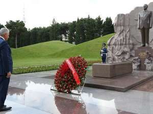 Başbakan Yıldırım Aliyev'in mezarını ziyaret etti