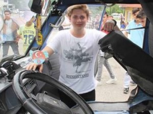 Minibüsü cep telefonu ile komuta ediyor!