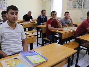 Cezaevinden "diplomalarıyla" çıkıyorlar