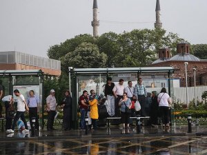 İstanbul'da sağanak vatandaşlara zor anlar yaşattı