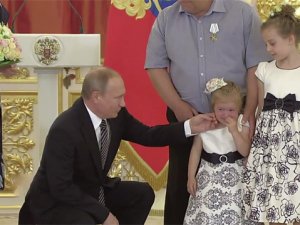 Putin kız çocoğunu ağlattı!