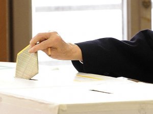 İtalya yerel seçimler için halk sandık başında