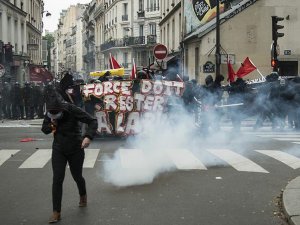 Paris polisi ırkçılık karşıtlarına müdahale etti