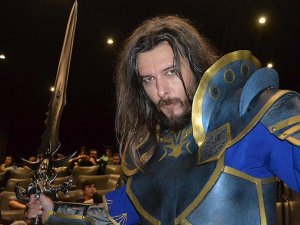Filmi izlemeye 'Warcraft' kostümüyle geldi