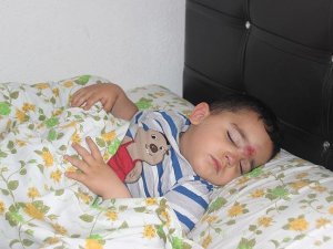 Balkondan düşen çocuğu havada yakaladı