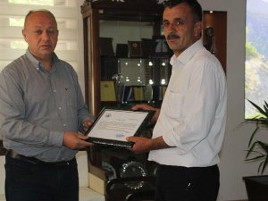 Balkondan düşen çocuğu kurtaran zabıtaya ödül
