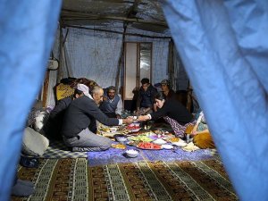 Yüksekovalılar ilk iftarı çadırda açtı