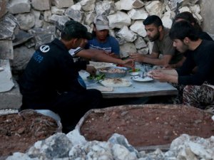 Muhalifler ilk iftarı cephede açtı
