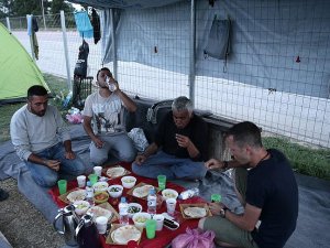 Yunanistan'da sığınmacılar ramazanın ilk gününü hasretle geçirdi