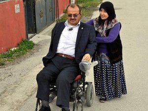 Eşinin 17 yıldır 'eli, ayağı' oldu