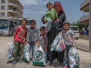 Savaş mağduru dede öksüz ve yetim torunlarına bakıyor