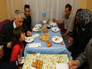 Başbakan Yıldırım gecekonduda iftar sofrasına konuk oldu