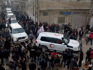 Suriye rejimi Deraya'ya kısmi yardım girişine izin verdi